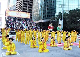 Image for article Houston : Le groupe de Falun Gong s'est joint au défilé du Jour de l'Action de grâces du H-E-B