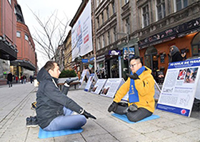 Image for article Poznan, Pologne : Un couple parcourt presque 200 milles (322 km) juste pour venir apprendre le Falun Gong