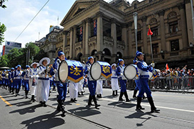 Image for article Melbourne, Australie : Le Tian Guo Marching Band émerveille la foule au défilé de la Journée nationale d’Australie