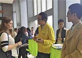 Image for article Le club de Falun Dafa de l'Université de Boston participe à la Foire des activités étudiantes