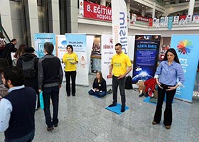 Image for article Turquie : Les participants de l'Exposition du livre font l'expérience de la paix intérieure au stand du Falun Gong
