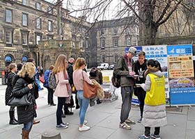 Image for article Édimbourg, Écosse : Apprendre à connaître le Falun Dafa lors d'une chaude journée de printemps
