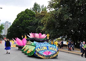 Image for article Vancouver, Canada : Présenter le Falun Dafa lors d'un défilé pour la communauté
