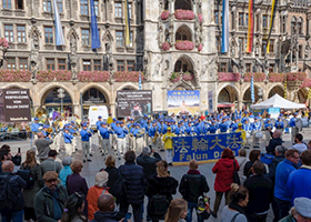 Image for article Munich, Allemagne : Un défilé par les pratiquants de Falun Gong pour sensibiliser les gens aux droits de l'homme