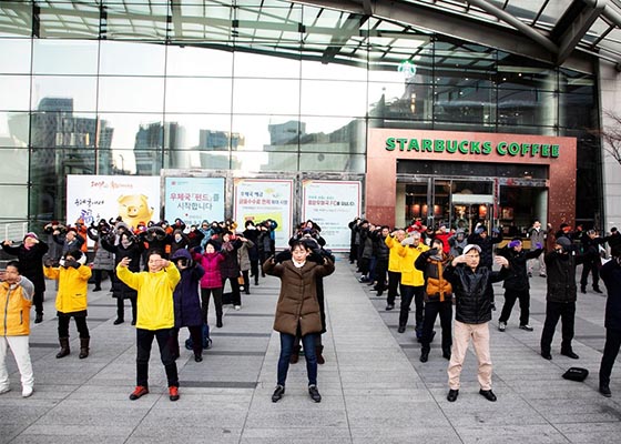 Image for article À Séoul, un groupe présente les bienfaits du Falun Gong en faisant les exercices