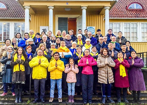 Image for article Les pratiquants suédois de Falun Dafa s'élèvent comme un seul corps