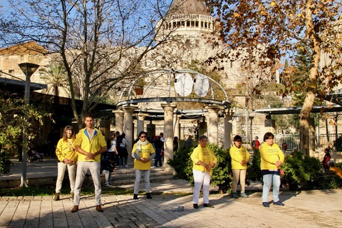 Image for article Le Falun Dafa a été présenté à la basilique de l’Annonciation à Nazareth, Israël, juste avant Noël