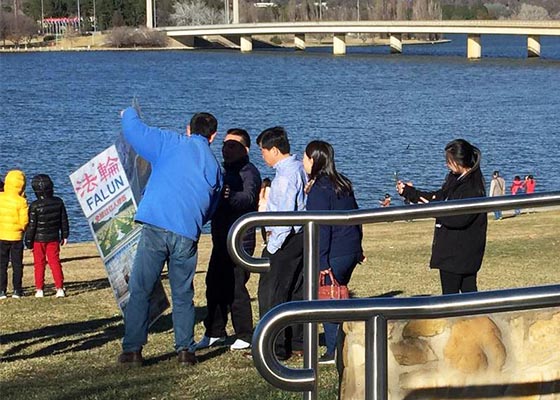 Image for article Canberra, Australie : Les touristes chinois s'informent sur le Falun Gong