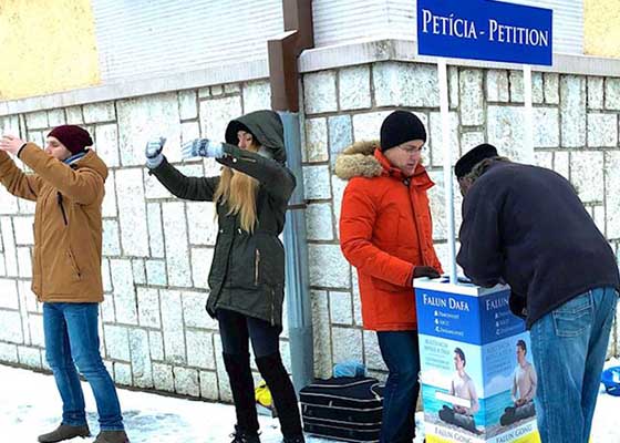 Image for article Slovaquie : Sensibiliser le public à la persécution du Falun Gong