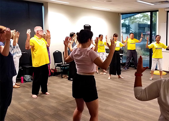 Image for article L'extrême chaleur en Australie ne décourage pas les gens de la région d'apprendre les exercices de Falun Gong