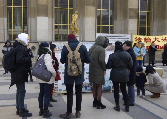 Image for article « Nous ne pouvons pas tolérer ces crimes » : Les visiteurs du parvis des droits de l'homme à Paris expriment leur soutien au Falun Dafa