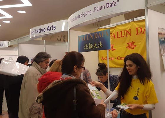 Image for article Présenter le Falun Gong à un salon dédié à la santé à Bucarest