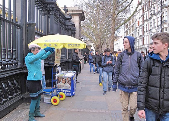 Image for article « Le communisme doit être éliminé » - Les activités du Falun Gong à Londres attirent du soutien
