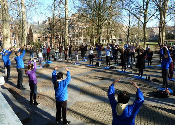 Image for article Des étudiants néerlandais apprennent le Falun Gong en Belgique