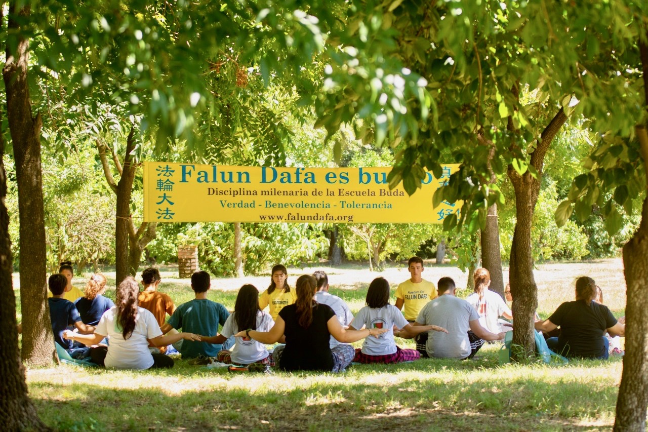 Image for article Des jeunes chrétiens se connectent avec le Falun Dafa lors d'un événement interreligieux dans la province de Buenos Aires en Argentine