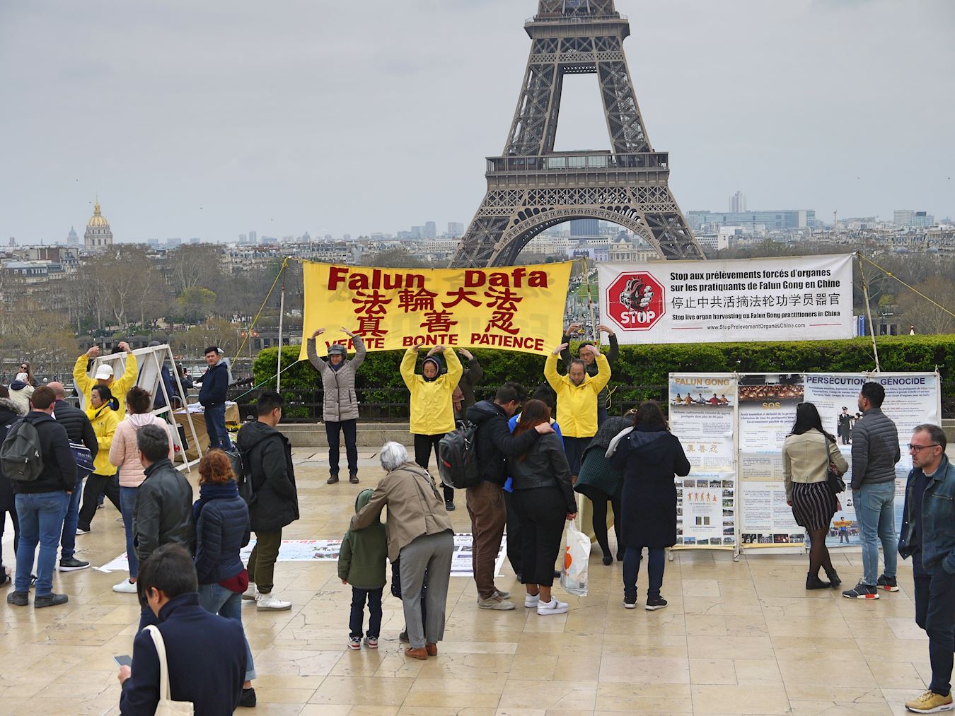 Image for article Des visiteurs expriment leur soutien au Falun Gong sur un site touristique populaire à Paris