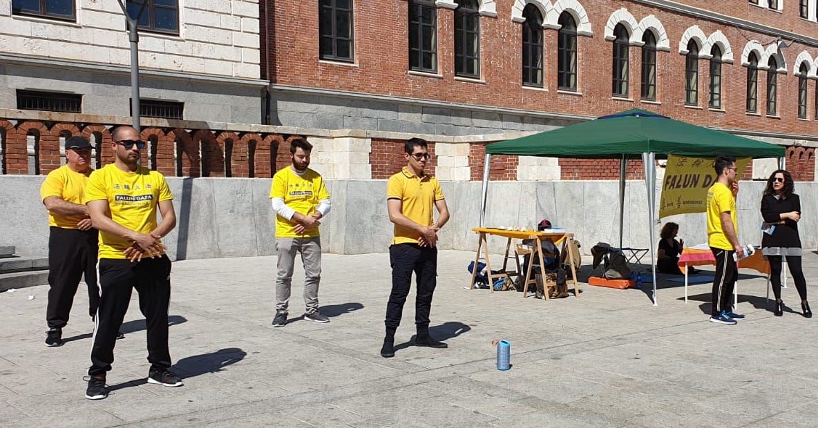 Image for article Les habitants de Cagliari en Sardaigne s'informent à propos du Falun Dafa