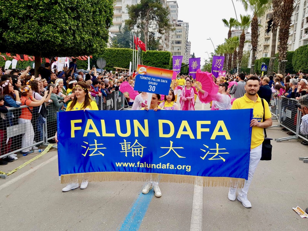 Image for article Turquie : Le Falun Dafa suscite un grand intérêt lors du Festival international de la fleur d'oranger
