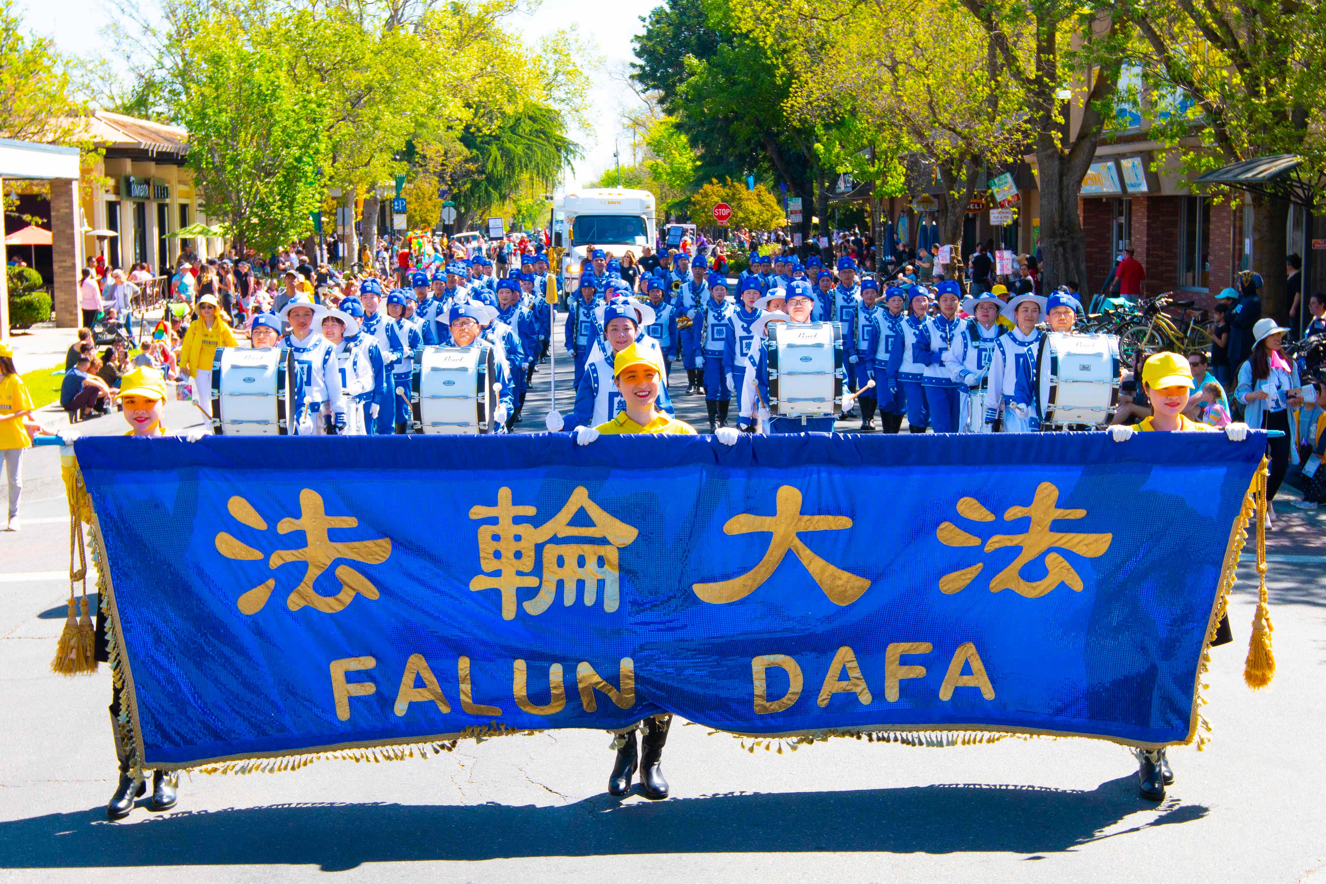 Image for article La fanfare Tian Guo Marching Band du Falun Dafa impressionne lors de la Journée du pique-nique de l'Université de Californie à Davis