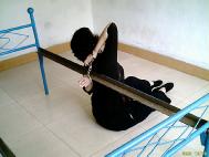 Image for article Une femme du Hebei a les mains menottées dans le dos pendant sa détention