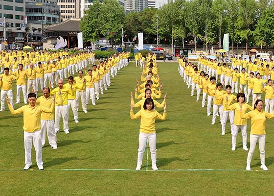 Image for article Séoul, Corée du Sud : Grand rassemblement et marche pour célébrer la Journée mondiale du Falun Dafa