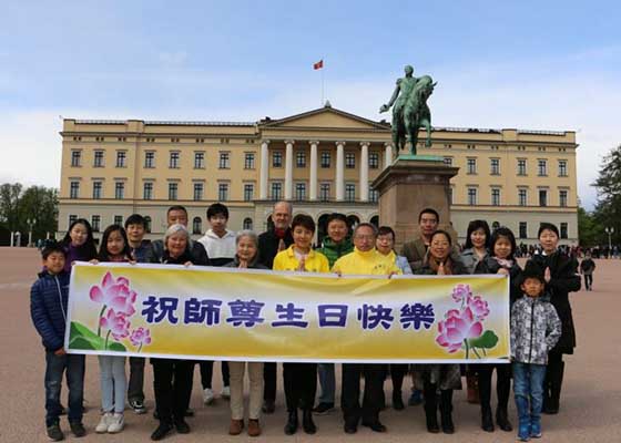 Image for article Norvège : Les pratiquants célèbrent la Journée mondiale du Falun Dafa et souhaitent au Maître un joyeux anniversaire