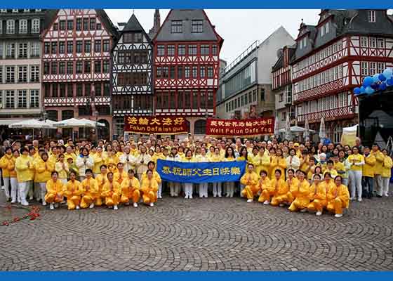 Image for article Condamnation unanime de la persécution sur la place Rome à Francfort, pour la 20e Journée mondiale du Falun Dafa