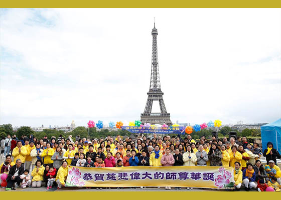 Image for article Paris, France : Les pratiquants célèbrent la Journée mondiale du Falun Dafa et remercient Maître Li pour avoir transmis Dafa