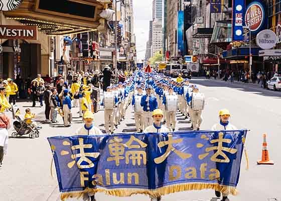 Image for article New York : Un défilé de presque 10 000 pratiquants de Falun Dafa émerveille Manhattan
