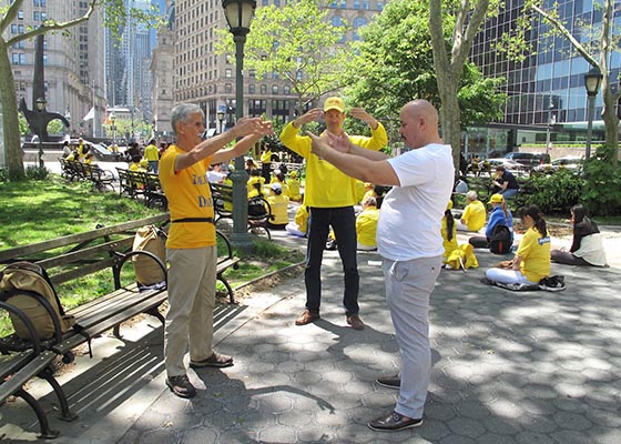 Image for article Apprendre la méditation à Foley Square, Manhattan