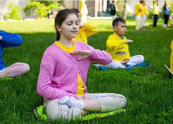 Image for article Pratiquer le Falun Gong collectivement dans Battery Park, New York, attire les passants