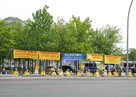 Image for article Allemagne : Les pratiquants de Falun Gong protestent contre la persécution du régime communiste chinois lors de la visite du vice-président chinois