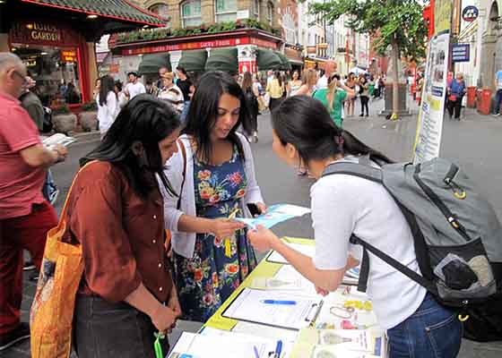 Image for article Angleterre : Touristes et habitants se renseignent sur le Falun Dafa dans le quartier chinois de Londres