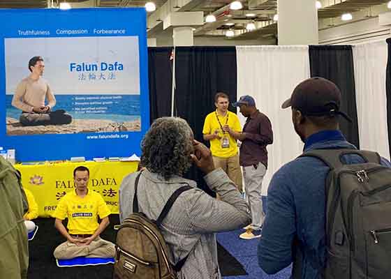 Image for article New York : Présenter le Falun Dafa au Salon international de la franchise