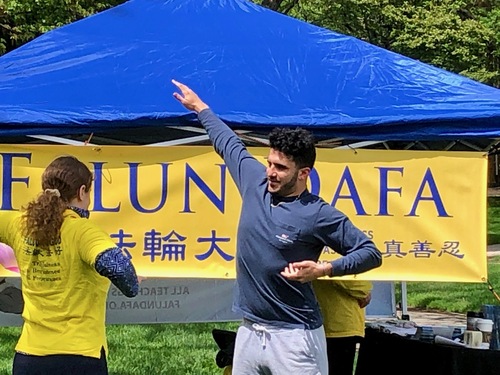 Image for article Les étudiants de l'Université de l'État de l'Ohio et leurs familles découvrent le Falun Gong le jour de la remise des diplômes