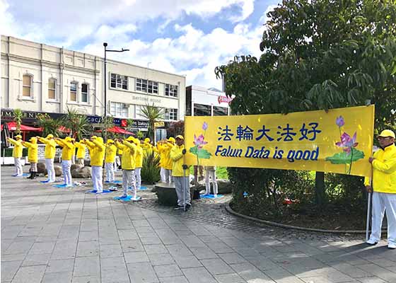 Image for article Auckland, Nouvelle-Zélande : Des visiteurs de Newmarket découvrent les faits concernant le Falun Dafa et la persécution
