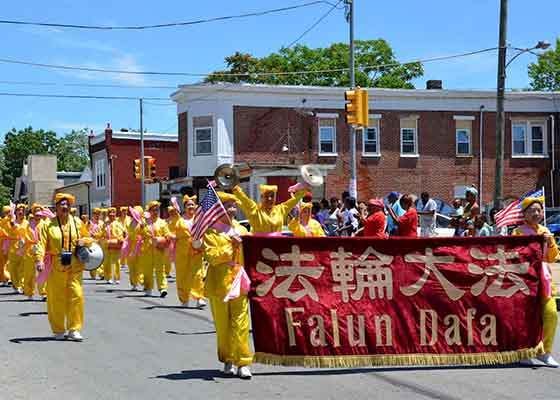 Image for article Chester, Pennsylvanie : L'équipe des tambourins de ceinture du Falun Gong défilent le Jour de la fête des Pères