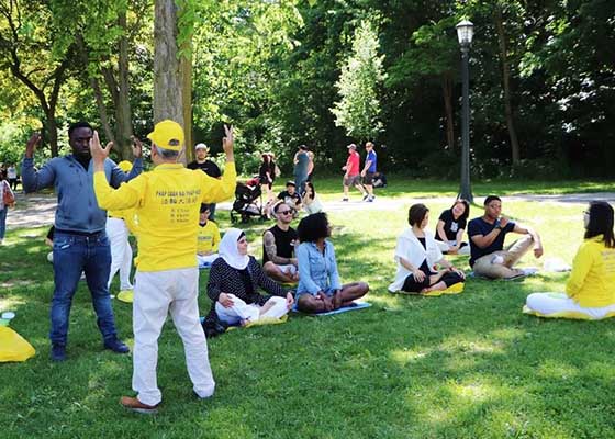 Image for article Les touristes de Niagara Falls sont informés sur le Falun Dafa