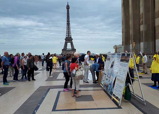 Image for article Paris : Le public soutient les efforts pacifiques du Falun Gong pour mettre fin à la persécution