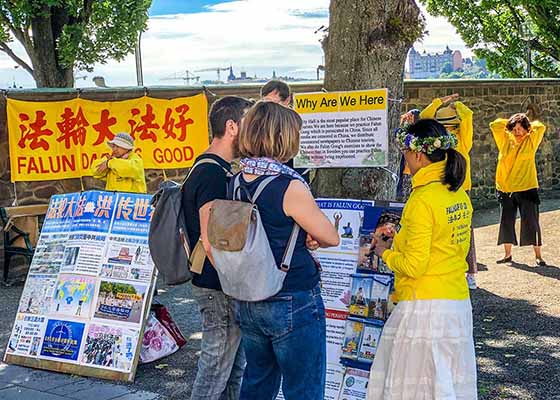 Image for article Stockholm, Suède : Présenter le Falun Gong lors de la fête de Midsommar
