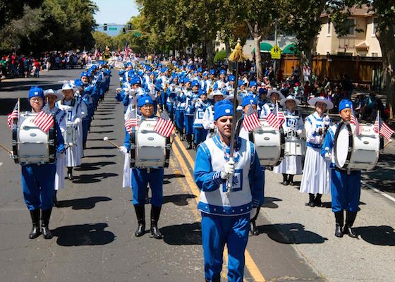 Image for article Californie : Le Tian Guo Marching Band brille de mille feux dans le « Rose, White and Blue Parade » de San Jose