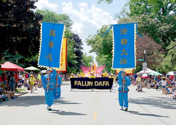 Image for article Illinois, États-Unis : Des spectateurs scandent « Falun Dafa est bon » lors du défilé d'Evanston