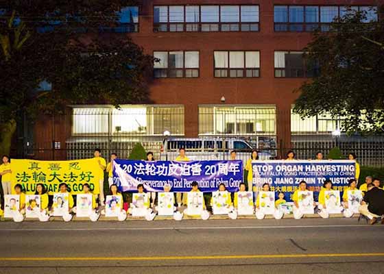 Image for article Toronto, Canada : Veillée aux chandelles devant le consulat chinois pour commémorer ceux qui sont morts sous la persécution