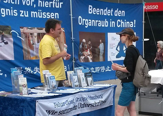 Image for article Allemagne : Sensibiliser les gens à la persécution lors de la journée d'information du Falun Dafa à Hambourg