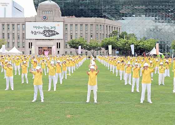 Image for article Corée : Plus de 1000 pratiquants de Falun Gong défilent pour marquer 20 ans d'opposition à la persécution