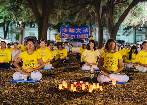 Image for article Floride : Des pratiquants de Falun Gong organisent une veillée aux chandelles pour commémorer 20 ans de persécution