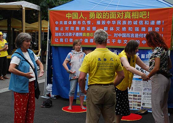 Image for article « Vous êtes comme une oasis dans le désert », a dit un habitant d'Interlaken à des pratiquants de Falun Gong