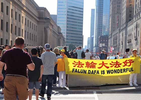 Image for article Toronto, Canada : Des pratiquants de Falun Gong sensibilisent les gens à la persécution en Chine