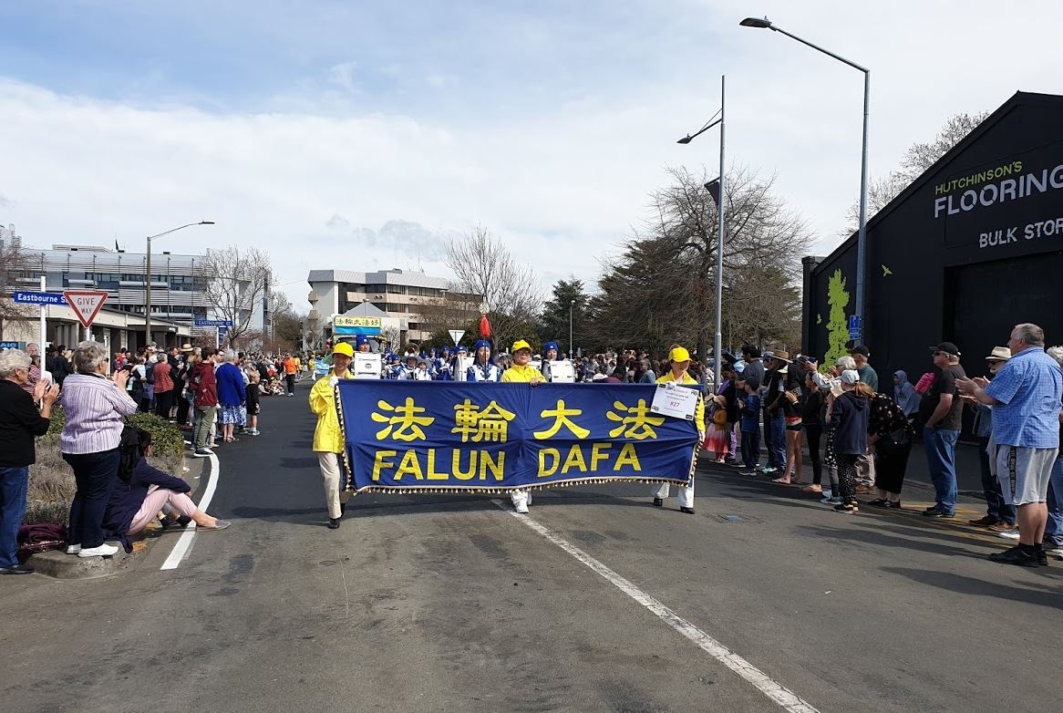 Image for article Nouvelle-Zélande : Le Falun Gong est chaleureusement accueilli dans le défilé du festival des récoltes