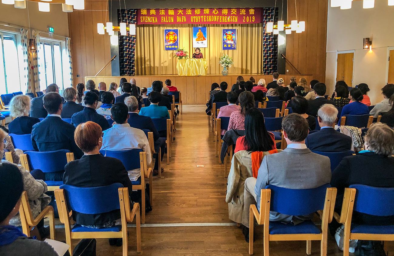 Image for article Stockholm : Les pratiquants de Falun Dafa s'élèvent ensemble lors de la Conférence de partage d'expériences